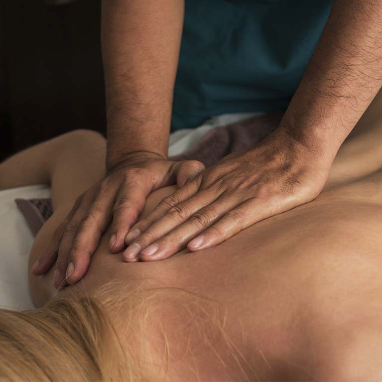 Mujer en masaje descontracturante