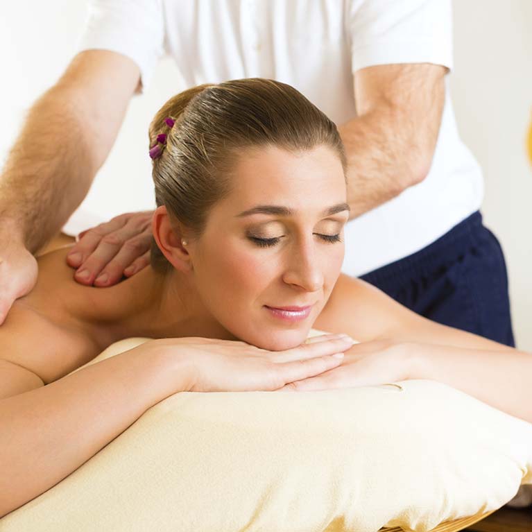 Mujer en masaje californiano